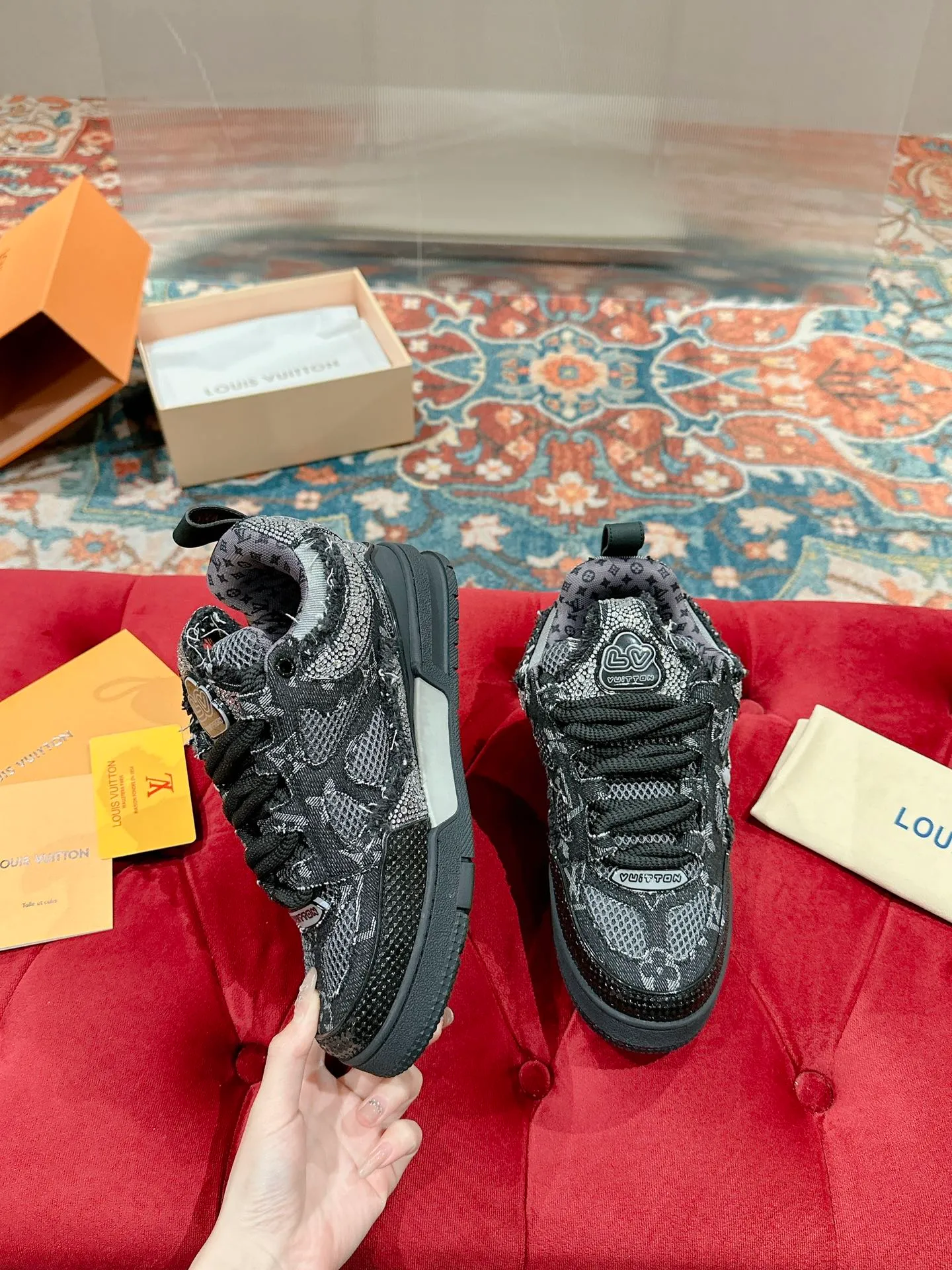 👟👟Ex-factory price 800👟👟 Louis Vuiton·Louis Vuitton🍀 🍀 LV Skate series bread shoes-skateboard shoes-basketball shoes-casual sports shoes top version🔝original purchase, development and production👍🏻[Fireworks] LV Skate has continued The View professional skateboard shoes since 2020. This style continues the fat version of the 90s. Designers added playful touches such as an open mesh tongue and exaggerated laces that pay homage to Axion, es and DC. Unlike your typical skate shoe, this LVSK8 sneaker is made from nubuck leather with TPU trim and Monogram texture. Finally, there are the logos on the heel and tongue as well as the floral pattern on the side. ☑️ Fabric: Original customized first-layer cowhide + breathable mesh ☑️ Lining: Original imported breathable mesh ☑️ Size: Female 35-40 Male 39-44 (Female 40, Male 45.46 customized, non-refundable)